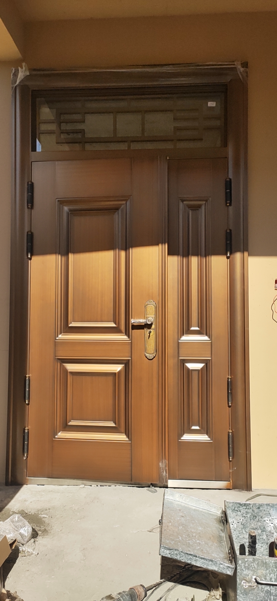 2020陽(yáng)曲縣仿銅門(mén)安裝現(xiàn)場(chǎng)。 2020陽(yáng)曲縣仿銅門(mén)安裝現(xiàn)場(chǎng)。